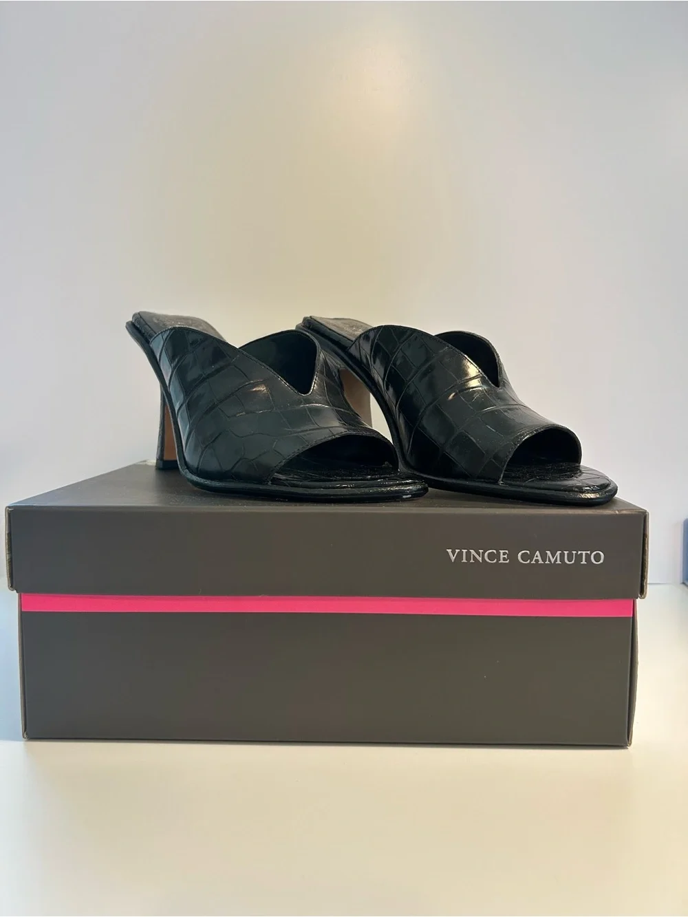 Vince Camuto Mershid Black Glazed Crocodile Pattern Sandals Size 8 EUC